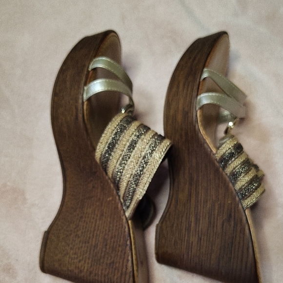Italian Shoemakers Gold and Tan Women's Sandals Made In Italy. - Picture 7 of 8